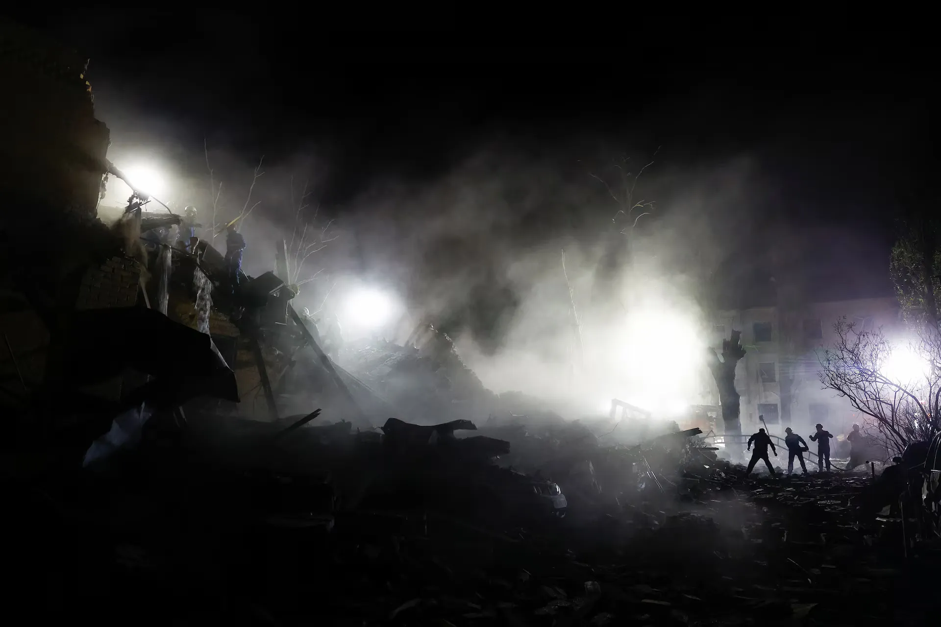 Російська нічна атака по Києву забрала життя щонайменше дев’яти людей: найкривавіший обстріл столиці з минулого літа